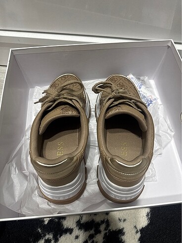 37 Beden kahverengi Renk Guess sneakers berrett model