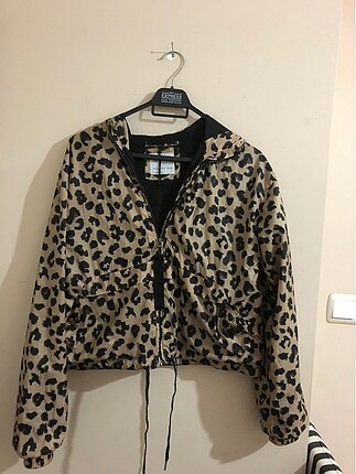Leopar desenli yağmurluk