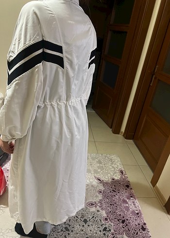 belden daraltmalı Uzun Beyaz Kadın Yağmurluk - Görsel 3