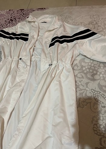 belden daraltmalı Uzun Beyaz Kadın Yağmurluk - Görsel 2