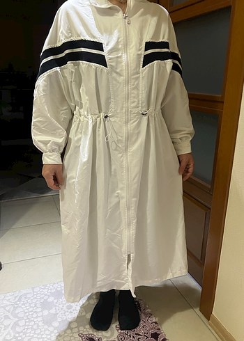 belden daraltmalı Uzun Beyaz Kadın Yağmurluk - Görsel 4
