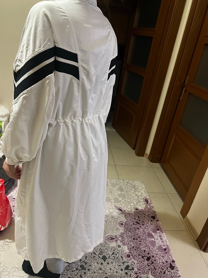 belden daraltmalı Uzun Beyaz Kadın Yağmurluk - Görsel 3