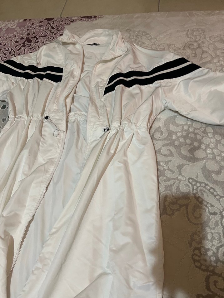 belden daraltmalı Uzun Beyaz Kadın Yağmurluk - Görsel 2