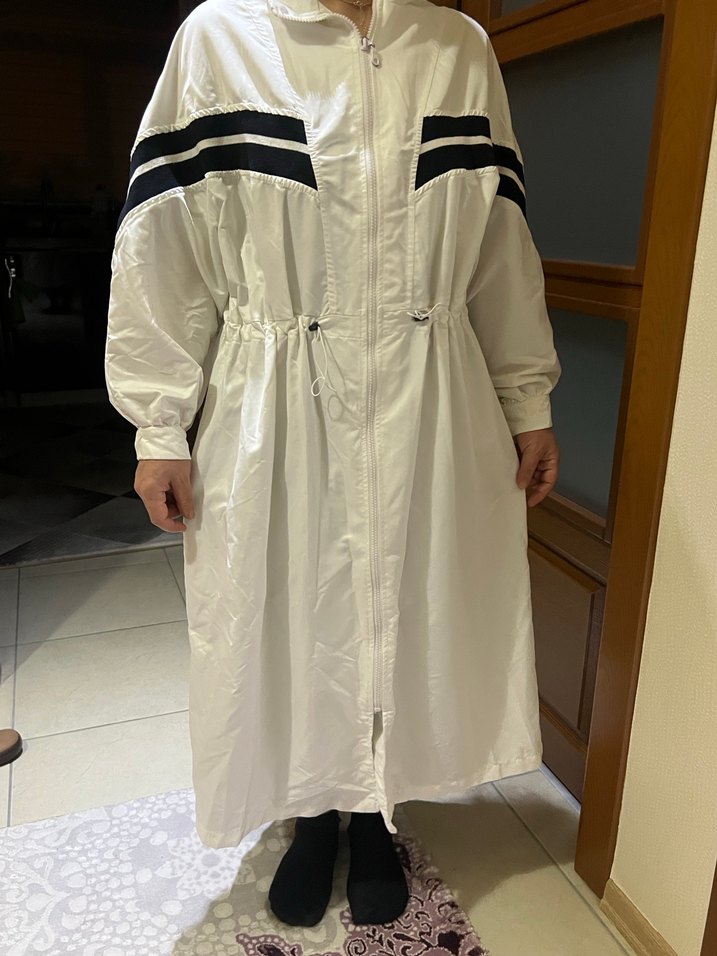 belden daraltmalı Uzun Beyaz Kadın Yağmurluk - Görsel 4