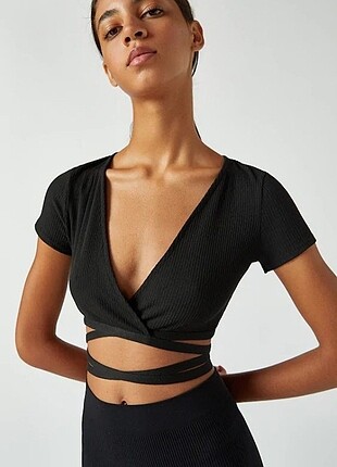 Siyah bağcıklı crop top