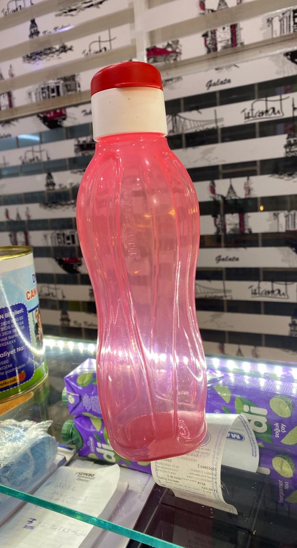 Kırmızı Renkli Plastik Su Şişesi - Görsel 2