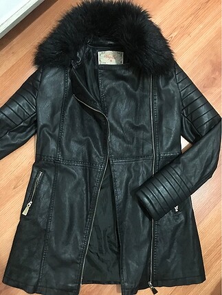 Uzun kürklü deri trenchcoat