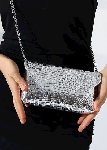 Gri Parlak Yılan Derisi Desenli Zincir Detaylı Deri Çanta - Görsel 3