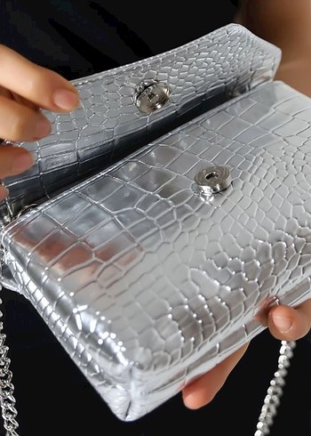 Gri Parlak Yılan Derisi Desenli Zincir Detaylı Deri Çanta - Görsel 2