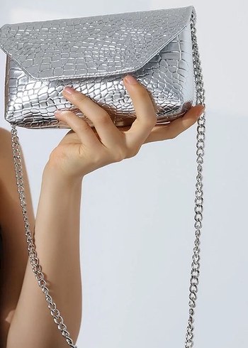 Gri Parlak Yılan Derisi Desenli Zincir Detaylı Deri Çanta - Görsel 4