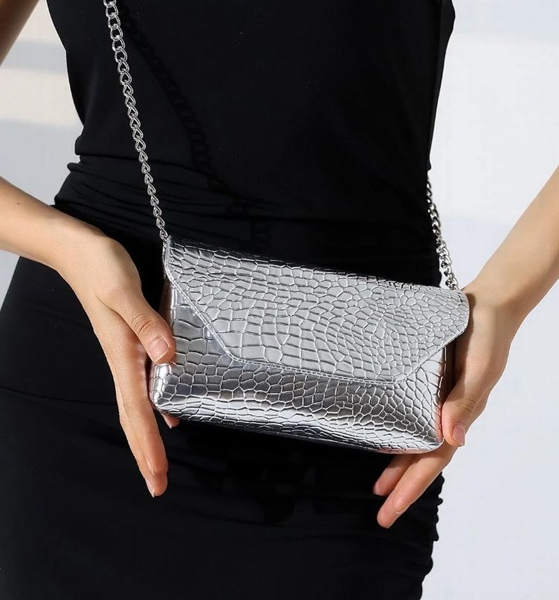 Gri Parlak Yılan Derisi Desenli Zincir Detaylı Deri Çanta - Görsel 3
