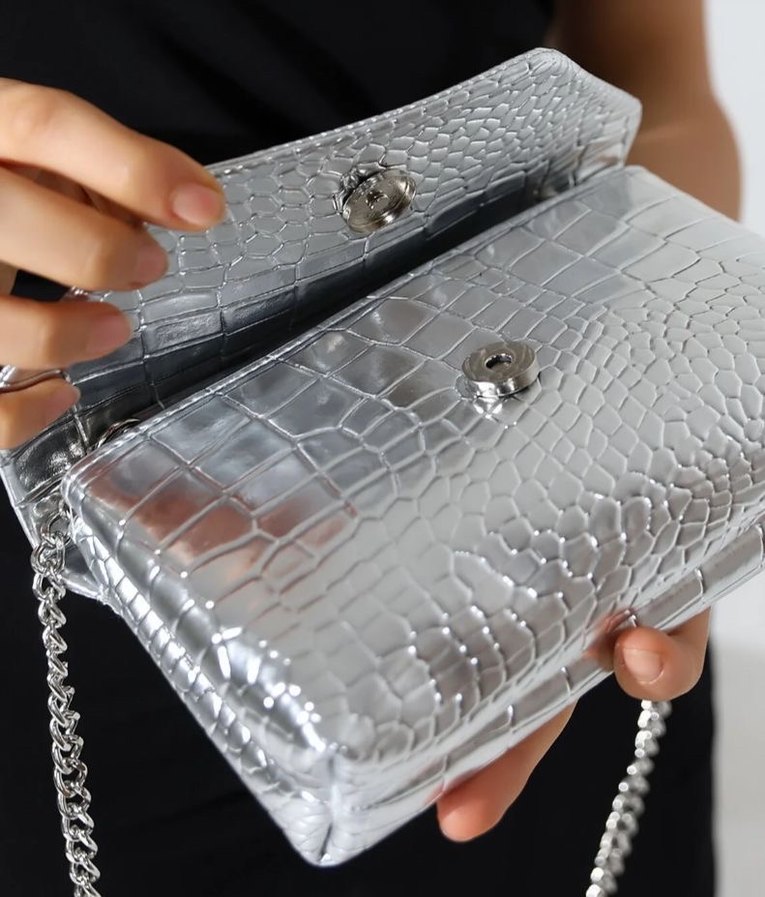 Gri Parlak Yılan Derisi Desenli Zincir Detaylı Deri Çanta - Görsel 2