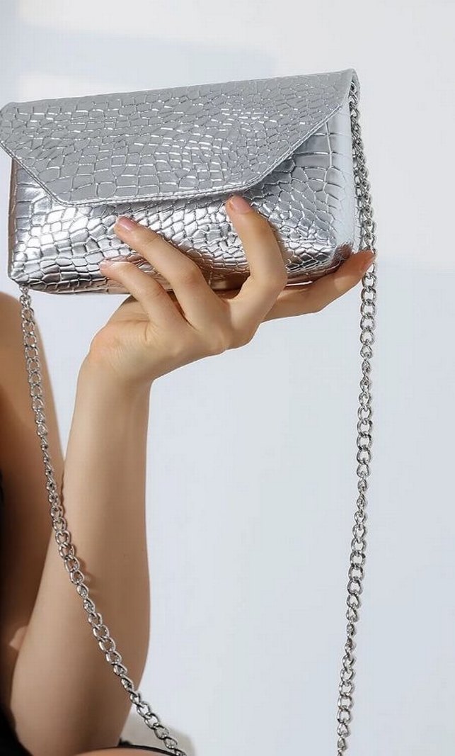 Gri Parlak Yılan Derisi Desenli Zincir Detaylı Deri Çanta - Görsel 4