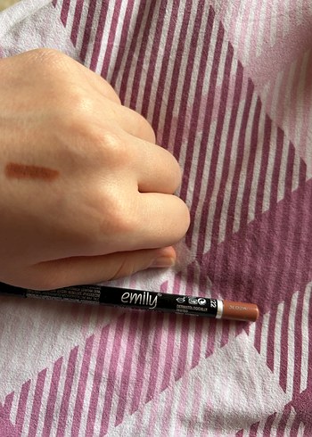 Emily 222 dudak kalemi - Görsel 2