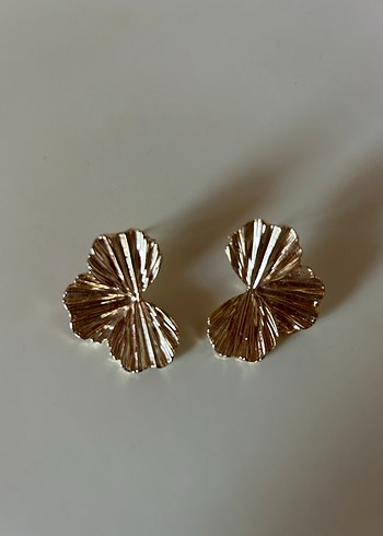 Pilise Detaylı Altın Renk Mini Küpe - Görsel 2