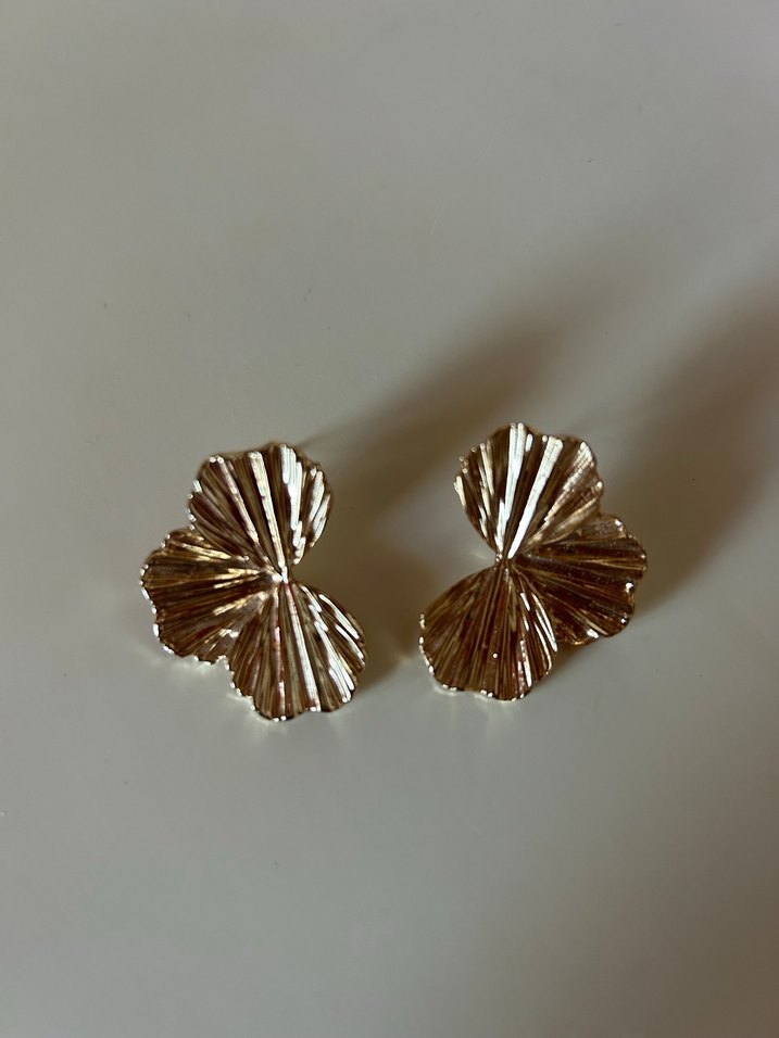 Pilise Detaylı Altın Renk Mini Küpe - Görsel 2