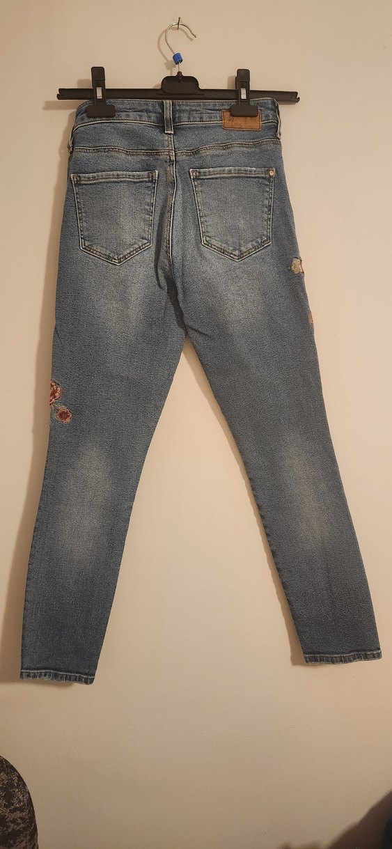 Mavi Çiçek Nakışlı Açık Mavi Denim Jean — görsel 3/10