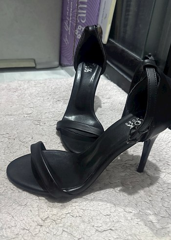 Siyah Tokalı İnce Topuklu Kadın Ayakkabı - Görsel 3