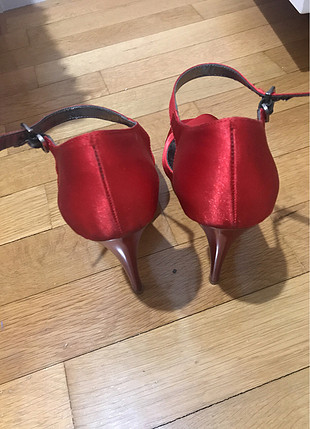 Kırmızı ayakkabı 