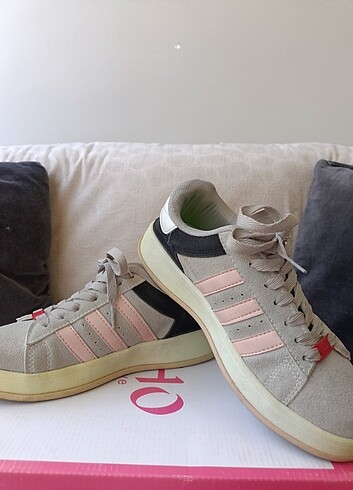 37 Beden gri Renk Adidas spor ayakkabı