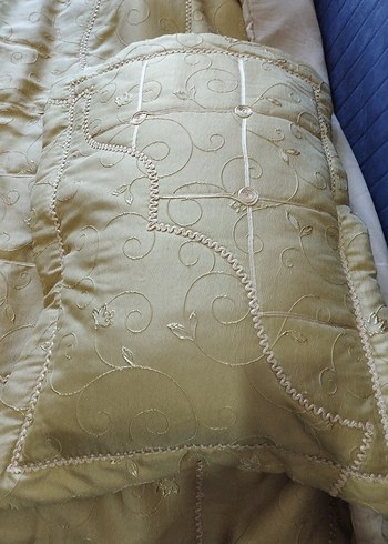 Bej İşlemeli Parlak Yatak Örtüsü - Görsel 2