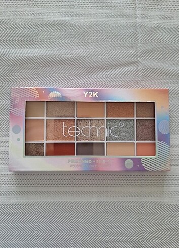 Revolution Technic pressed pigment y2k far paleti
