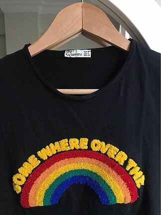 Gökkuşağı desenli tshirt