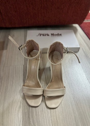 Bambi Bej İnce Topuklu Sik Sandalet