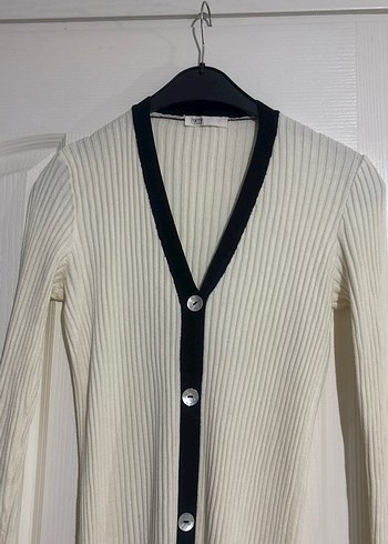 Düğmeli Uzun Beyaz V Yaka Kadın Elbise - Görsel 2