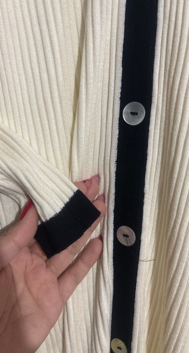 Düğmeli Uzun Beyaz V Yaka Kadın Elbise - Görsel 4