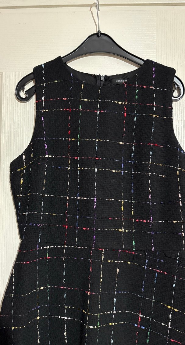 Kareli Siyah Midi Kolsuz Ofis Elbisesi - Görsel 2