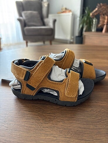 22 Beden kahverengi Renk Zara etiketli 22 numara sandalet