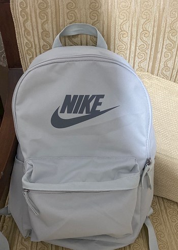 Nike Gri Sade Ve Sik Sirt Cantasi