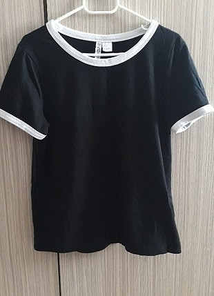 siyah kolları beyaz t shirt