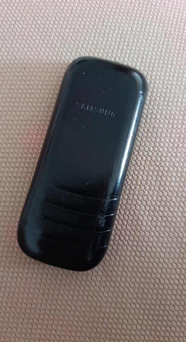 Siyah Samsung Temel Tuşlu Telefon - Görsel 2