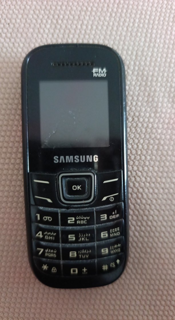 Siyah Samsung Temel Tuşlu Telefon - Görsel 3