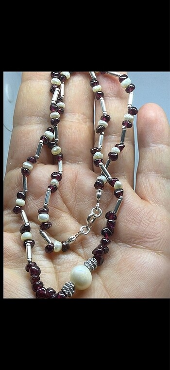 Beden çeşitli Renk 925 ayar Orjinal garnet ve Orjinal kum inci kolye.uzunluk 44 cm