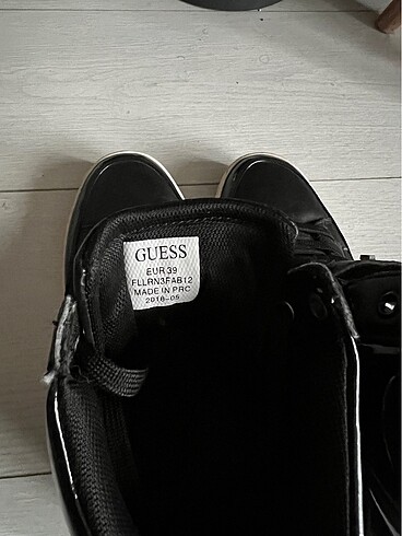 39 Beden siyah Renk Guess spor ayakkabı