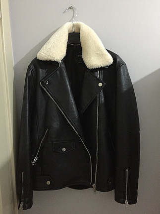 s Beden siyah Renk Yakası kürklü bir kez kullanılmış siyah deri ceket 