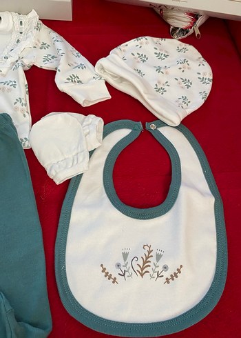 Beyaz Dantelli Nakışlı Bebek Hastane Kıyafeti - Görsel 3