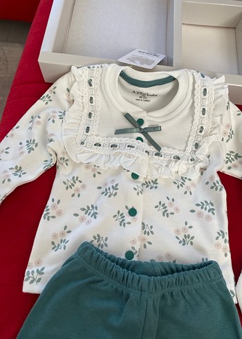 Beyaz Dantelli Nakışlı Bebek Hastane Kıyafeti - Görsel 5