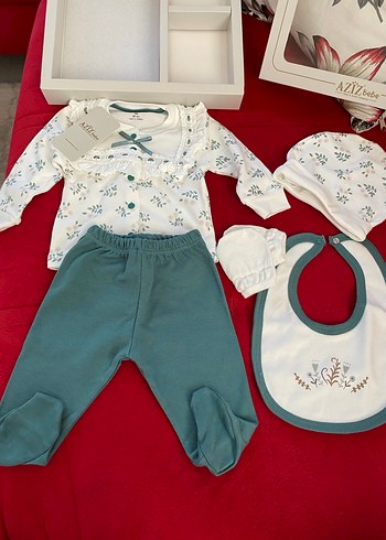 Beyaz Dantelli Nakışlı Bebek Hastane Kıyafeti - Görsel 2