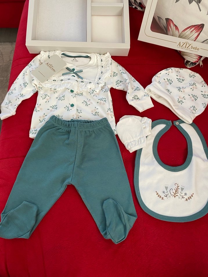 Beyaz Dantelli Nakışlı Bebek Hastane Kıyafeti - Görsel 2