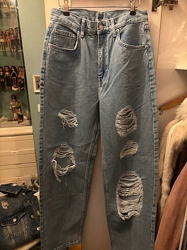 Baggy ripped jeans