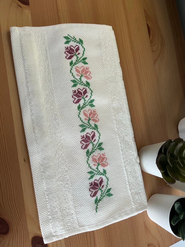 Nakışlı Beyaz Havlu - Görsel 2