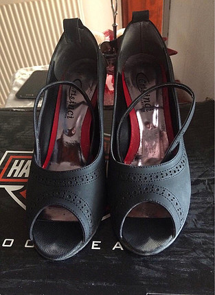 37 Beden Bilek detaylı siyah topuklu ayakkabı 