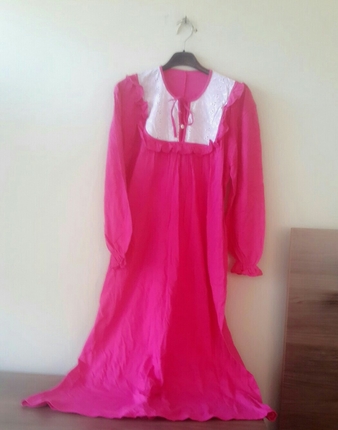 Pembe Gecelik