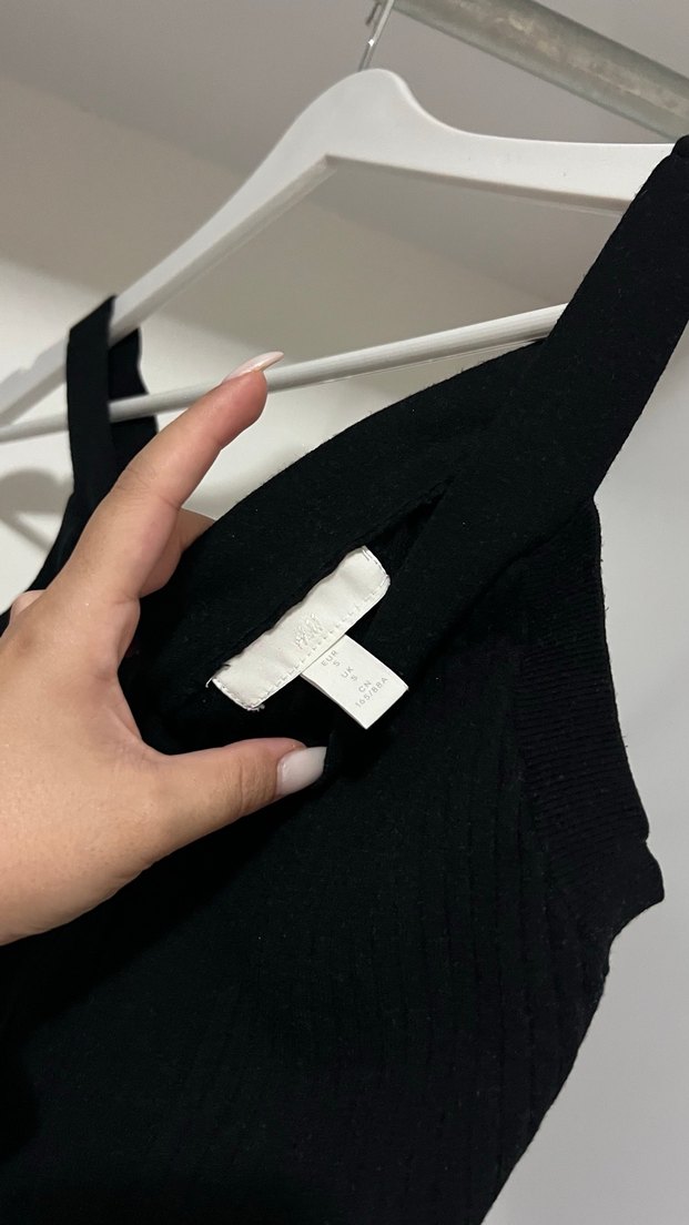 Siyah Triko Mini V Yakalı Kadın Atlet - Görsel 3