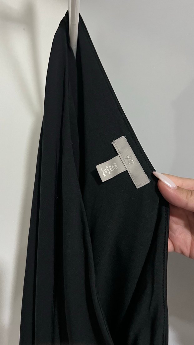 Tek Omuzlu Siyah Drapeli Bluz - Görsel 3