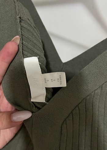 H&M V Yaka Pilili Haki Kadın Atlet